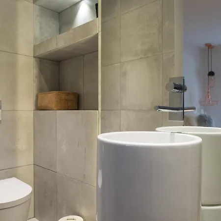 Apartment Plum Guide - Silhouettes Lissabon